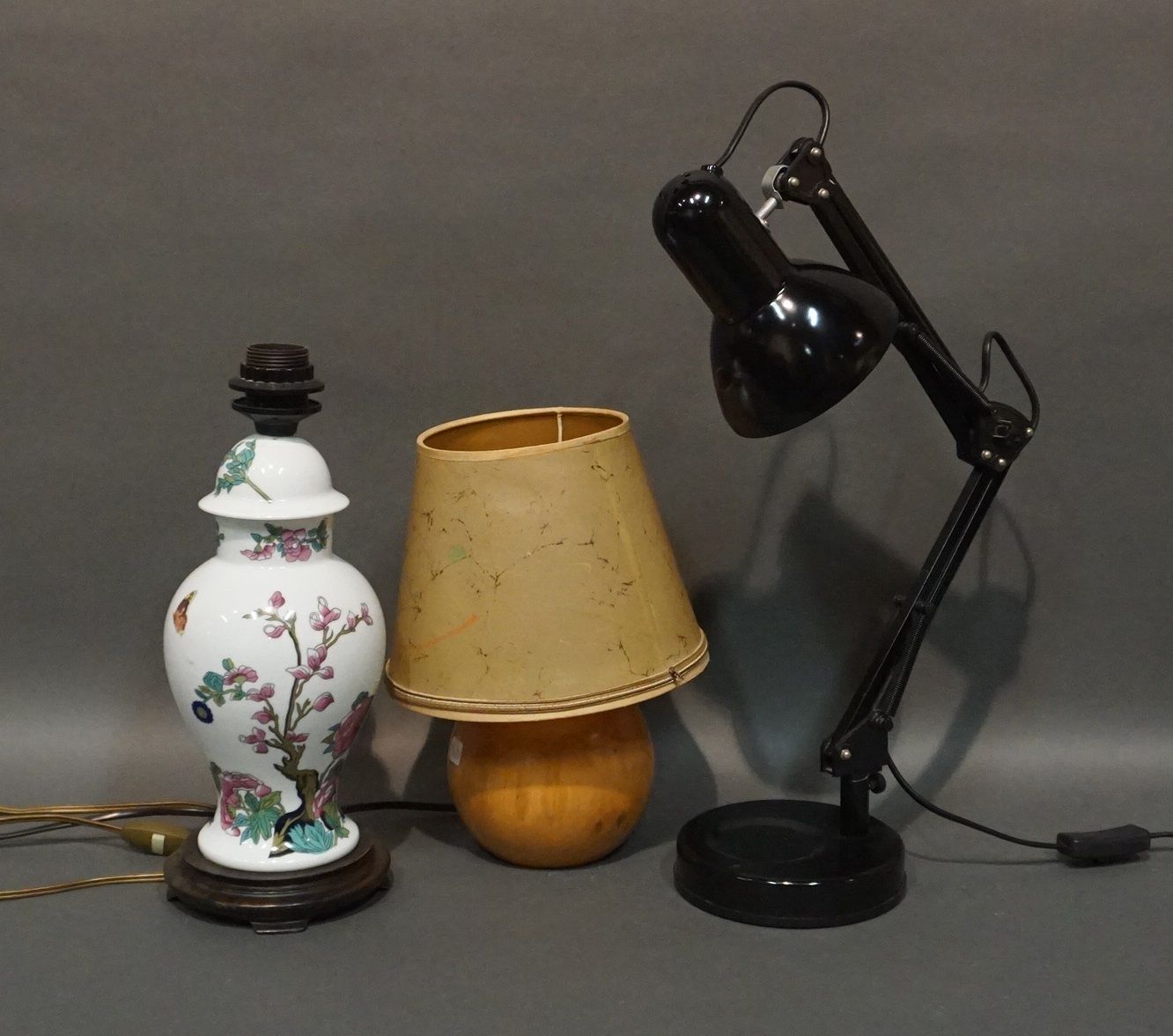 Null 3 Lampen, aus Holz (acc.), aus Porzellan mit Blumendekor und aus schwarzem &hellip;