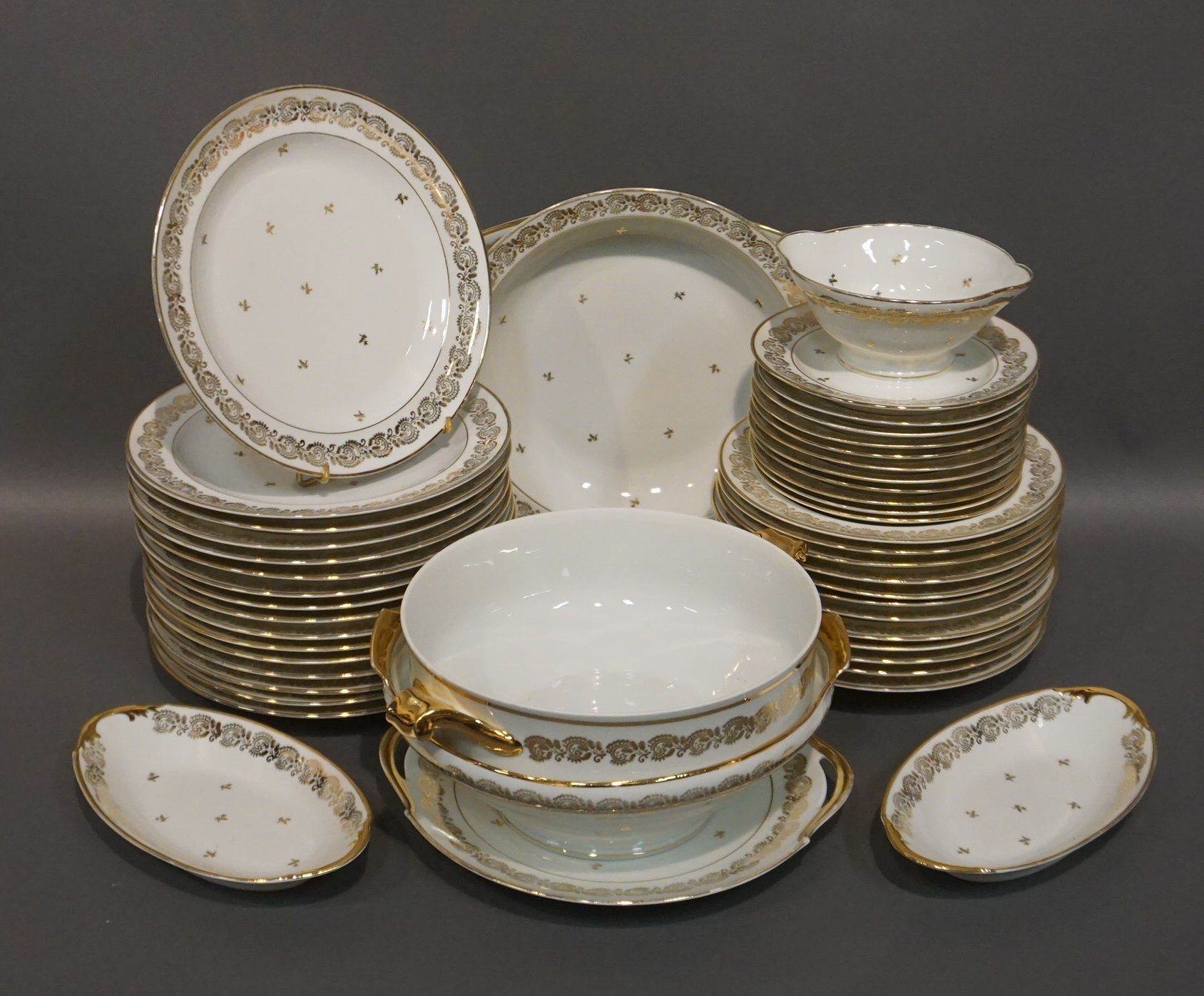 Limoges Servicio de porcelana de Limoges, blanca con decoración dorada. 47 pieza&hellip;