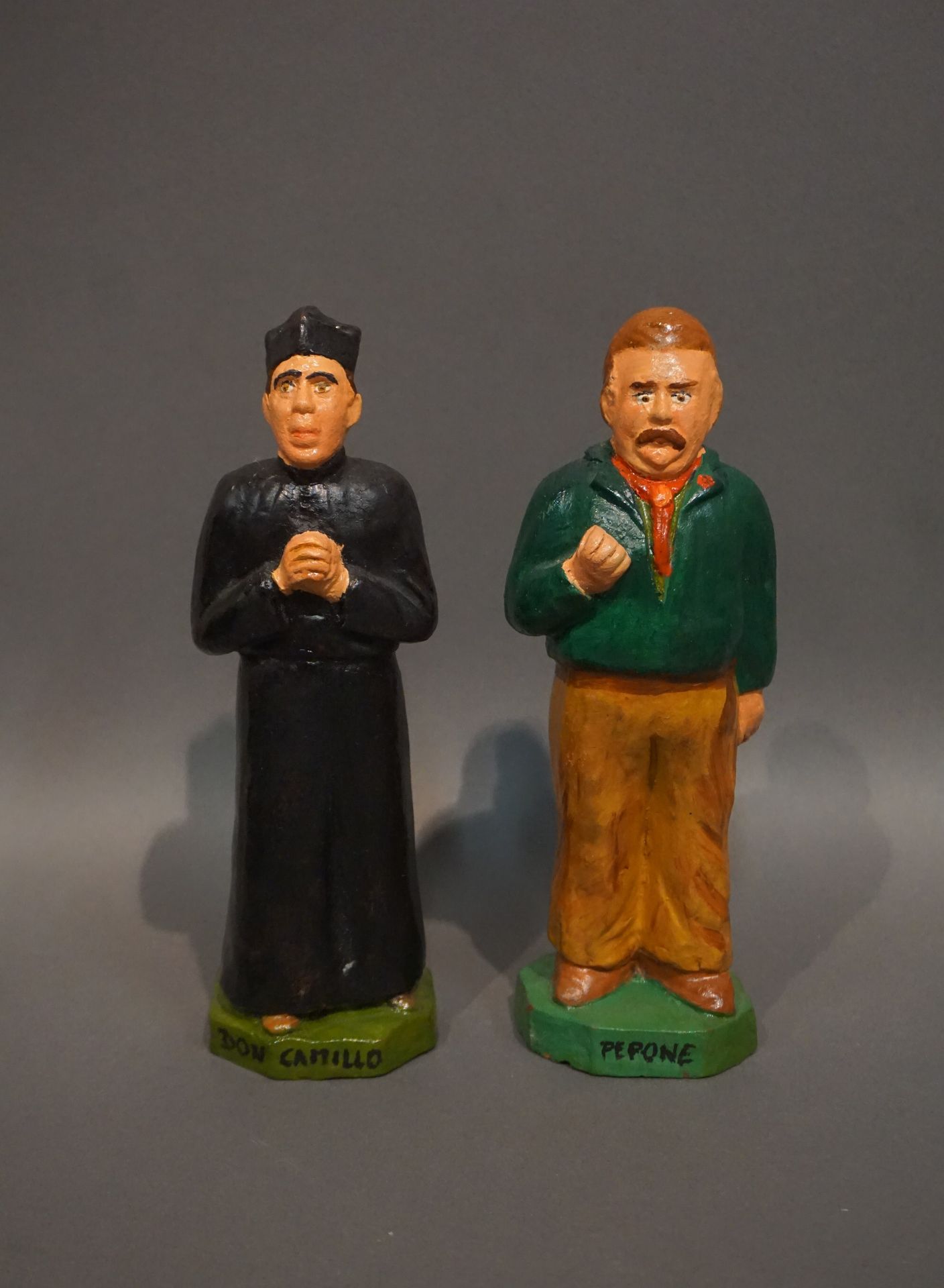 Null Zwei bemalte Krippenfiguren aus Terrakotta: "Don Camillo" und "Pepone". 20 &hellip;