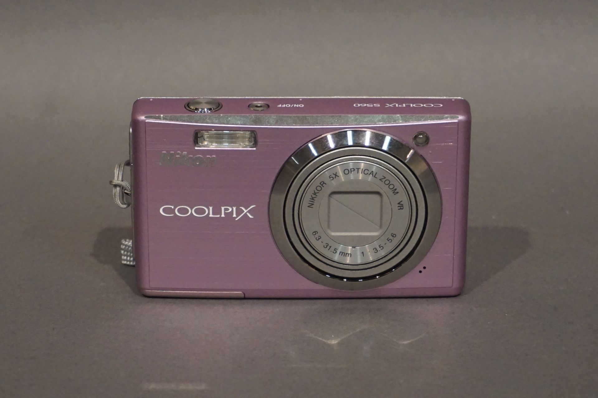 Nikon 尼康 Coolpix 相机和充电器。