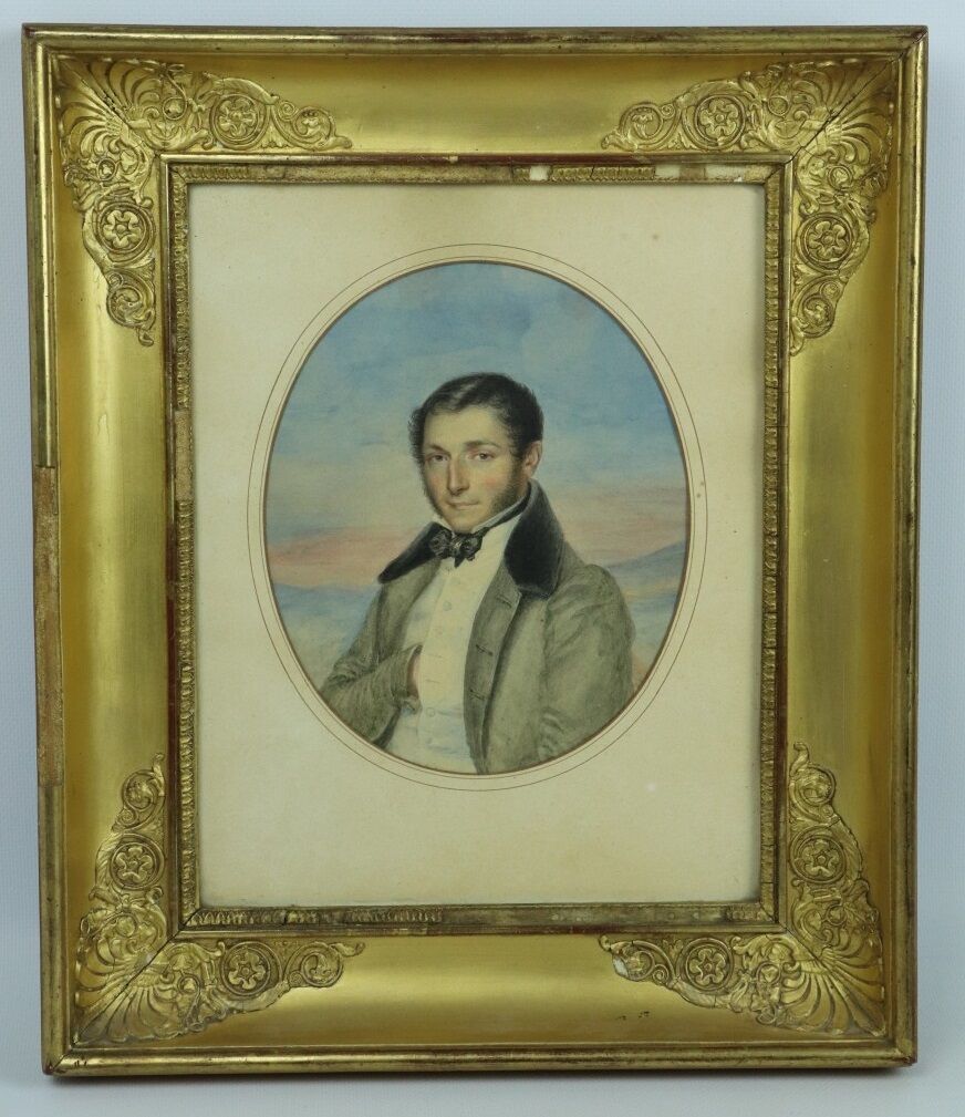 Null 1830年左右的法国学校。

一个打着领结的男人的肖像。

纸上水彩，椭圆。

高_18,5厘米，宽_15厘米。

Alphonse Giroux的木&hellip;