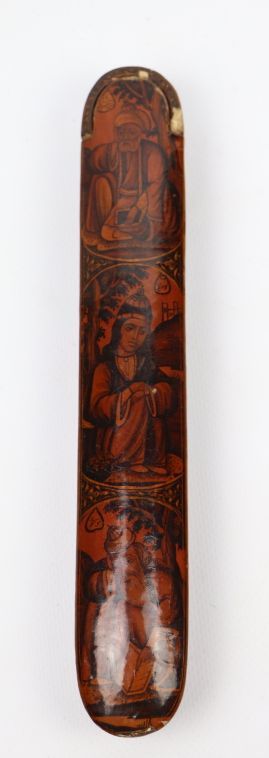 Null Qalamdan 波斯语铅笔盒

漆面纸浆

伊朗，19世纪

它的装饰是各种男性人物的奖章，用波斯语写着他们的名字。上方的中央奖章代表年轻的苦行僧努&hellip;