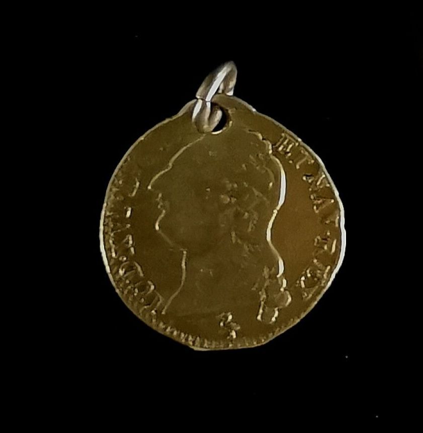 Null Pendentif orné d'un Louis d'or dit "aux écus acollés" percé, 1788.

D_2,4 c&hellip;