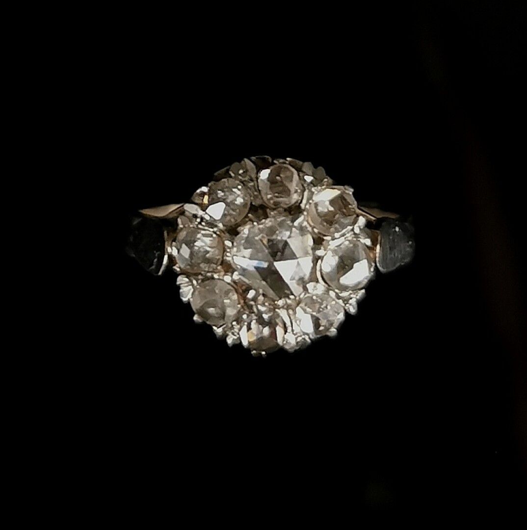 Null 
Bague marguerite en or blanc et platine ornée de diamants de taille ancien&hellip;