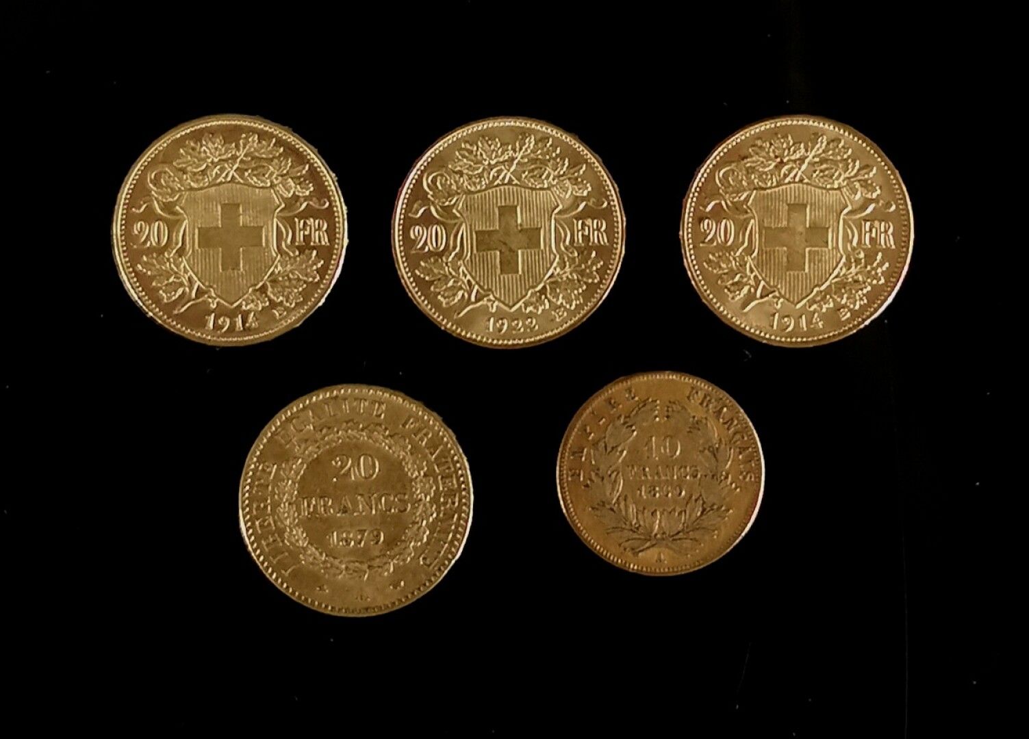 Null Lot de cinq pièces en or :

- trois pièces de 20 francs or, Suisse, 1914 A,&hellip;