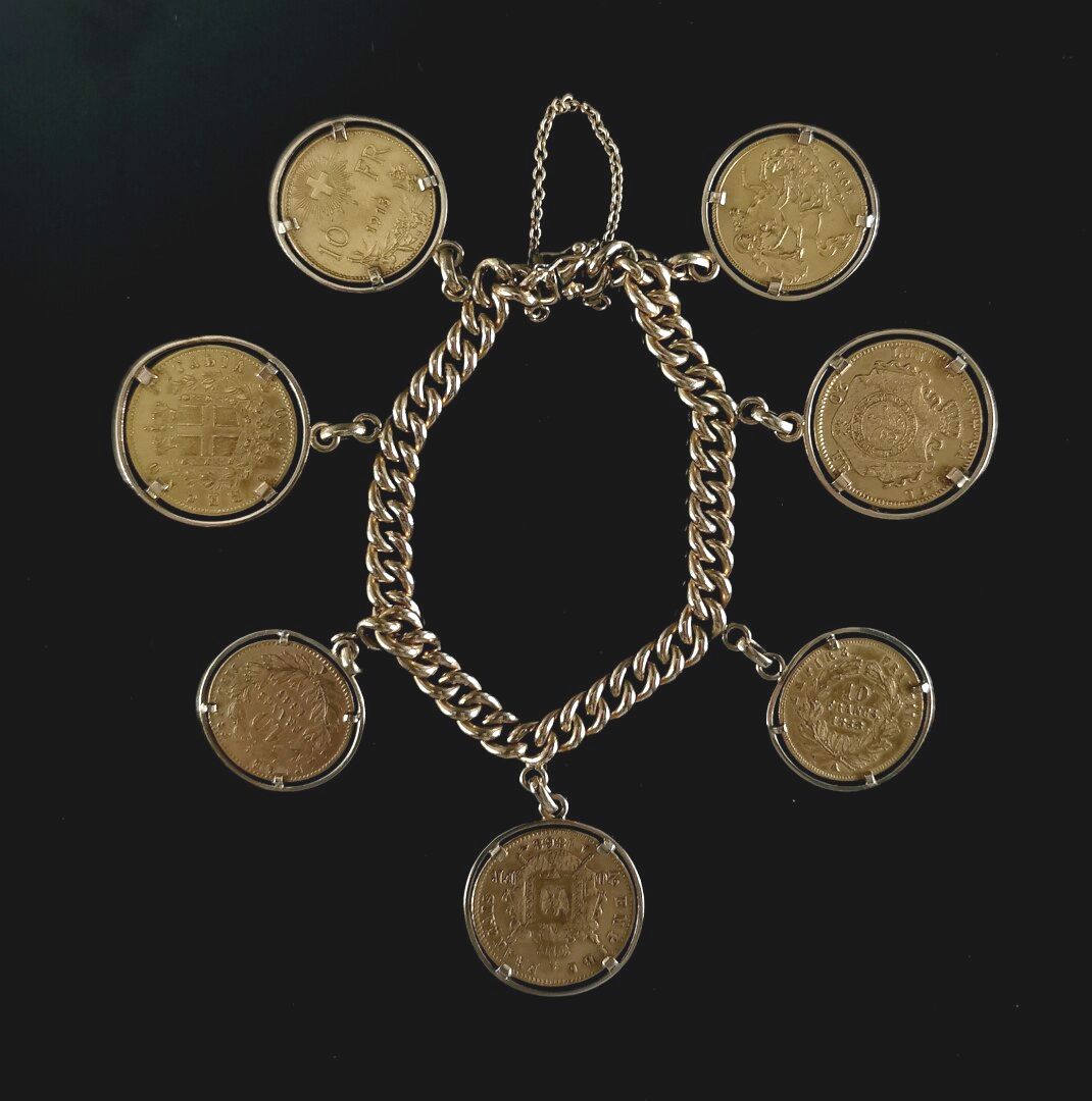 Null 
Bracelet breloque en or jaune composé de sept pièces en or principalement &hellip;