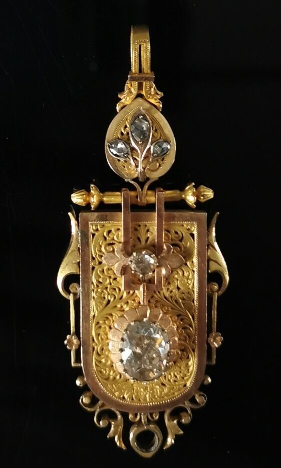 Null Important pendentif en or finement ciselé, orné d'un important diamant tail&hellip;