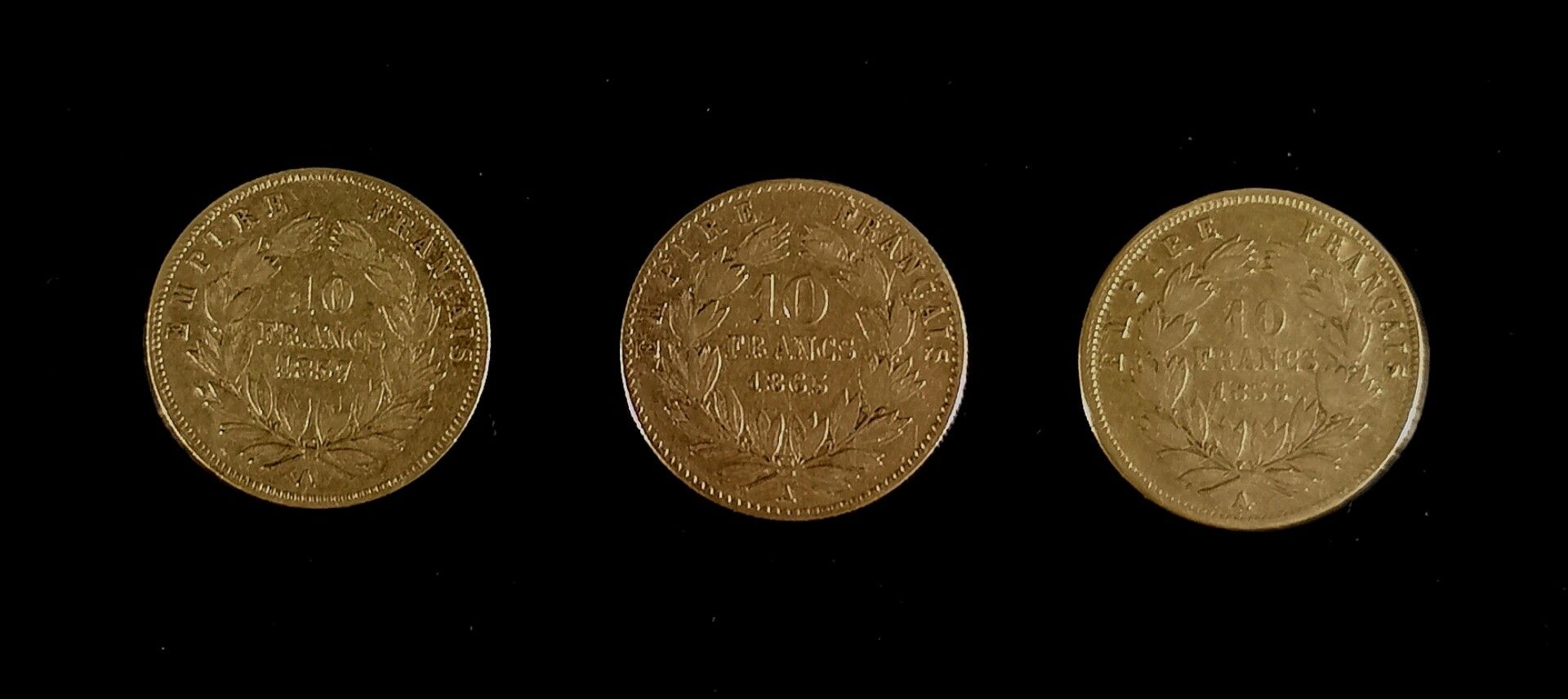 Null Ensemble de trois pièces de 10 francs en or, Napoléon III.

9,55 grammes