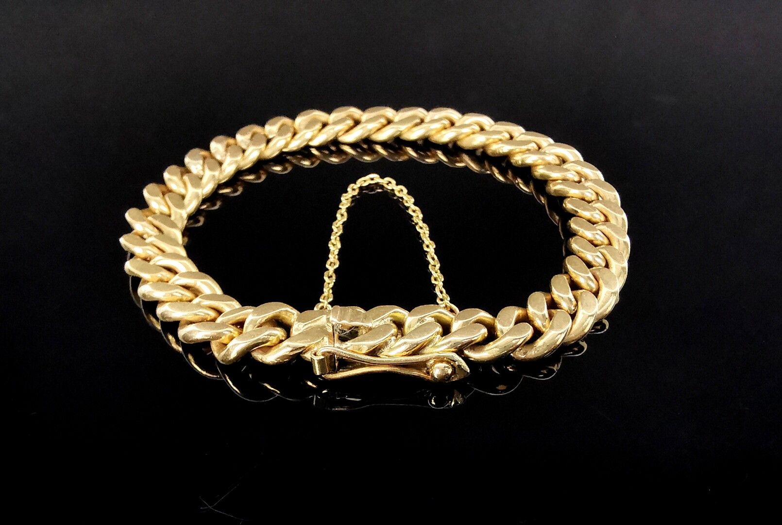 Null Bracelet en or jaune, maille gourmette.

L_17 cm.

37,01 grammes, 18K, 750°&hellip;