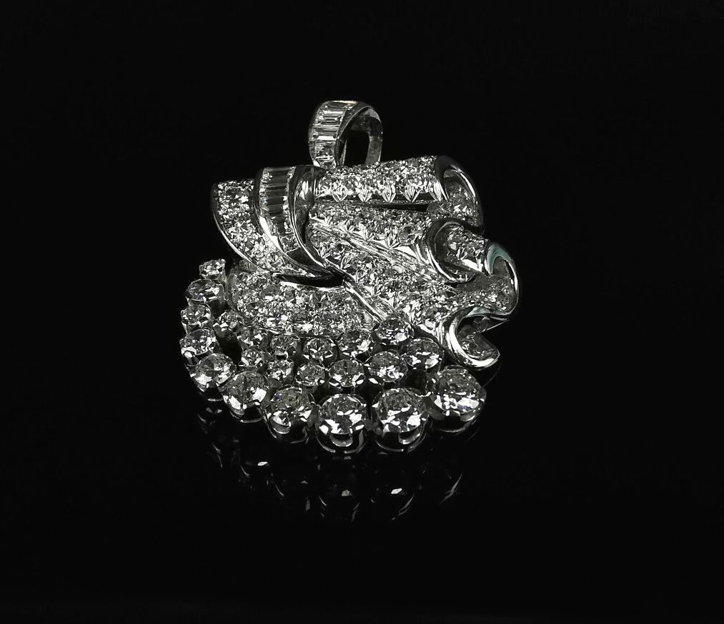 Null Broche en platine, de forme volute, ornée de diamants, de taille semi-moder&hellip;