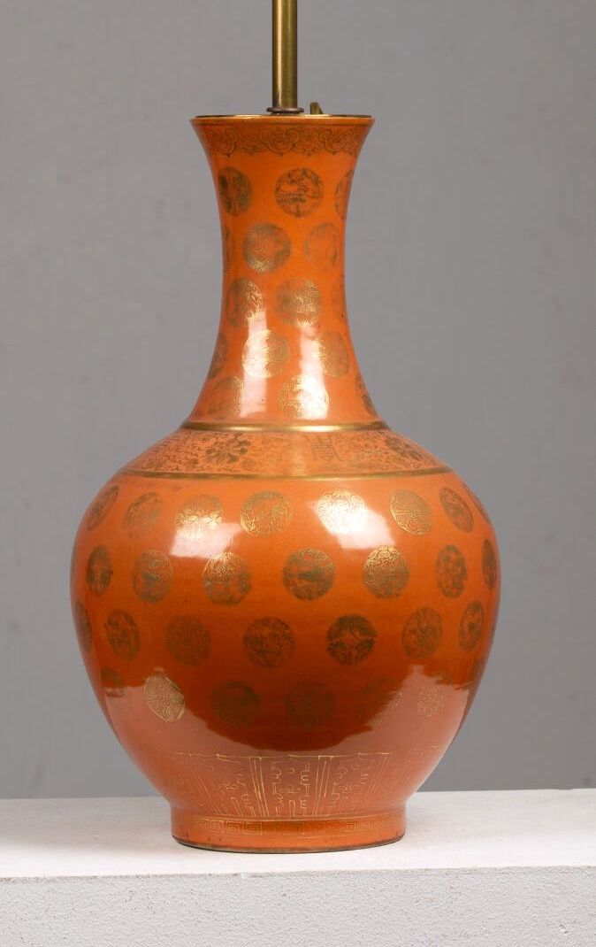 Null 中国，光绪年间（1875-1908）。

橙色珐琅彩瓷器柱形花瓶，上面有金色的植物圆圈和叶子楣的装饰。

底下有红色的光绪皇帝的标记。

高_39厘米&hellip;