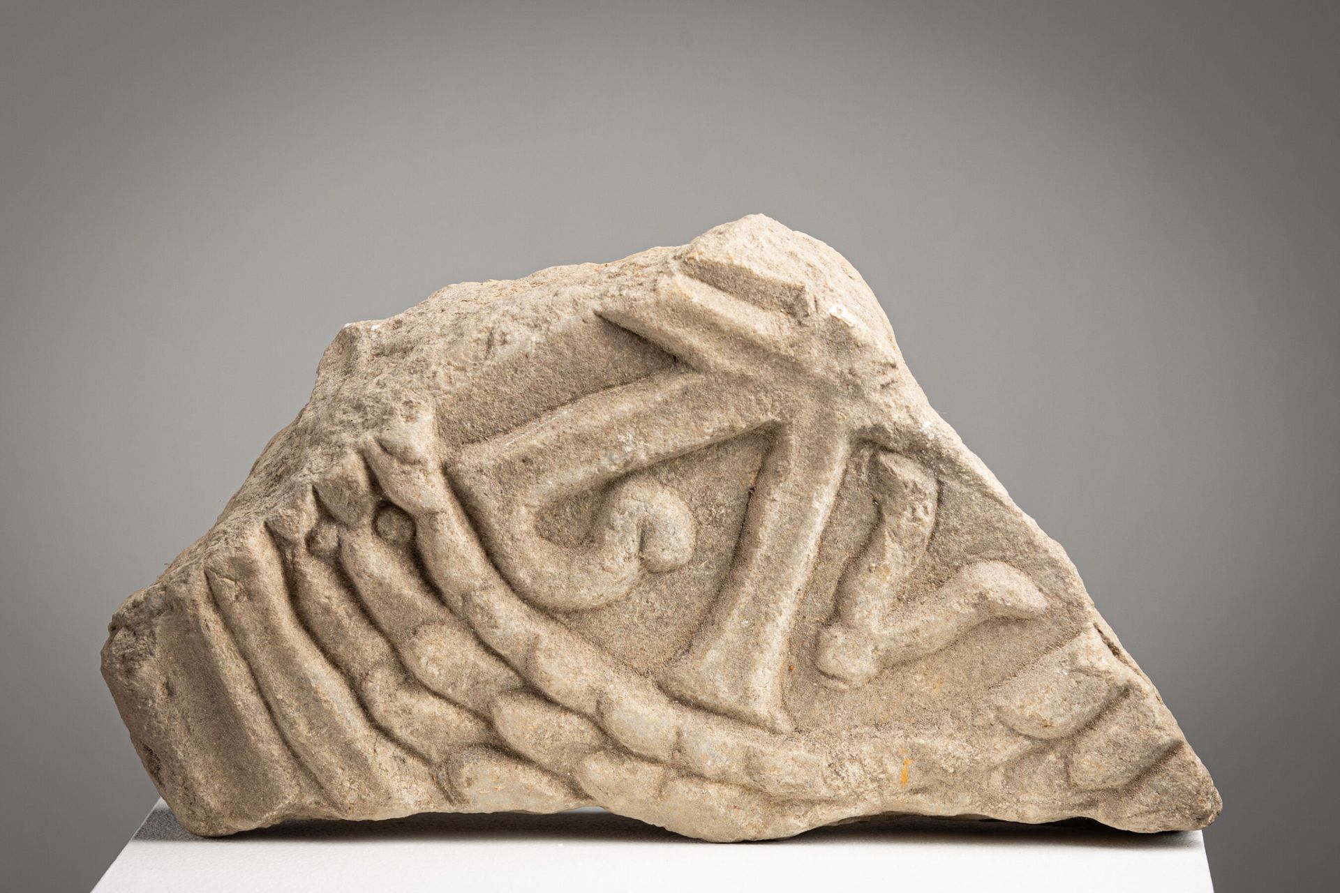 Fragment de chrisme en marbre. 
Art romain. 
L_31 cm. L’ensemble des pierres, sc&hellip;