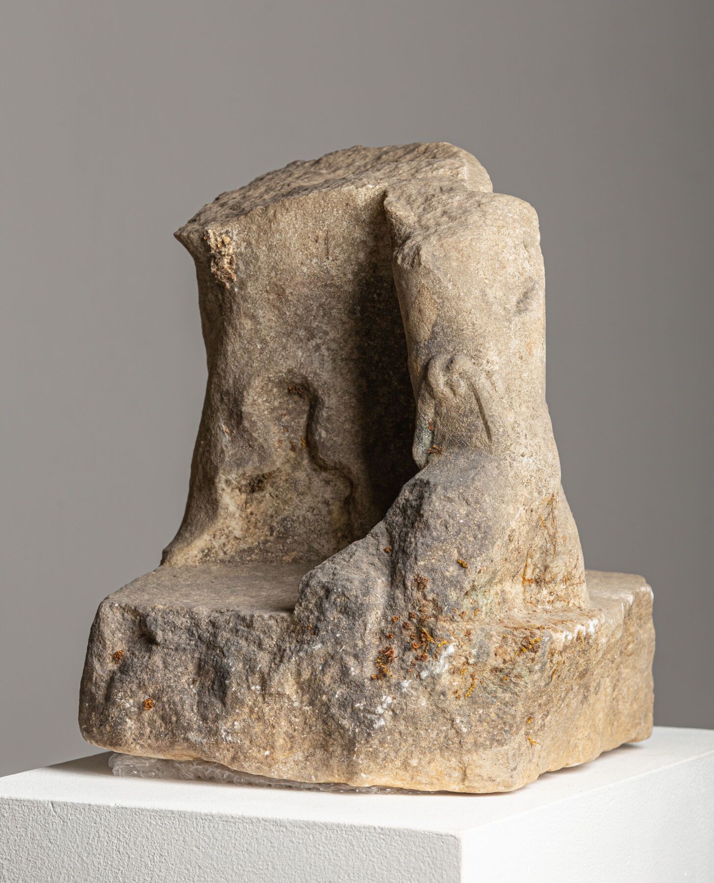 Base de statue en marbre, probablement romaine. 
H_ 33 cm L’ensemble des pierres&hellip;