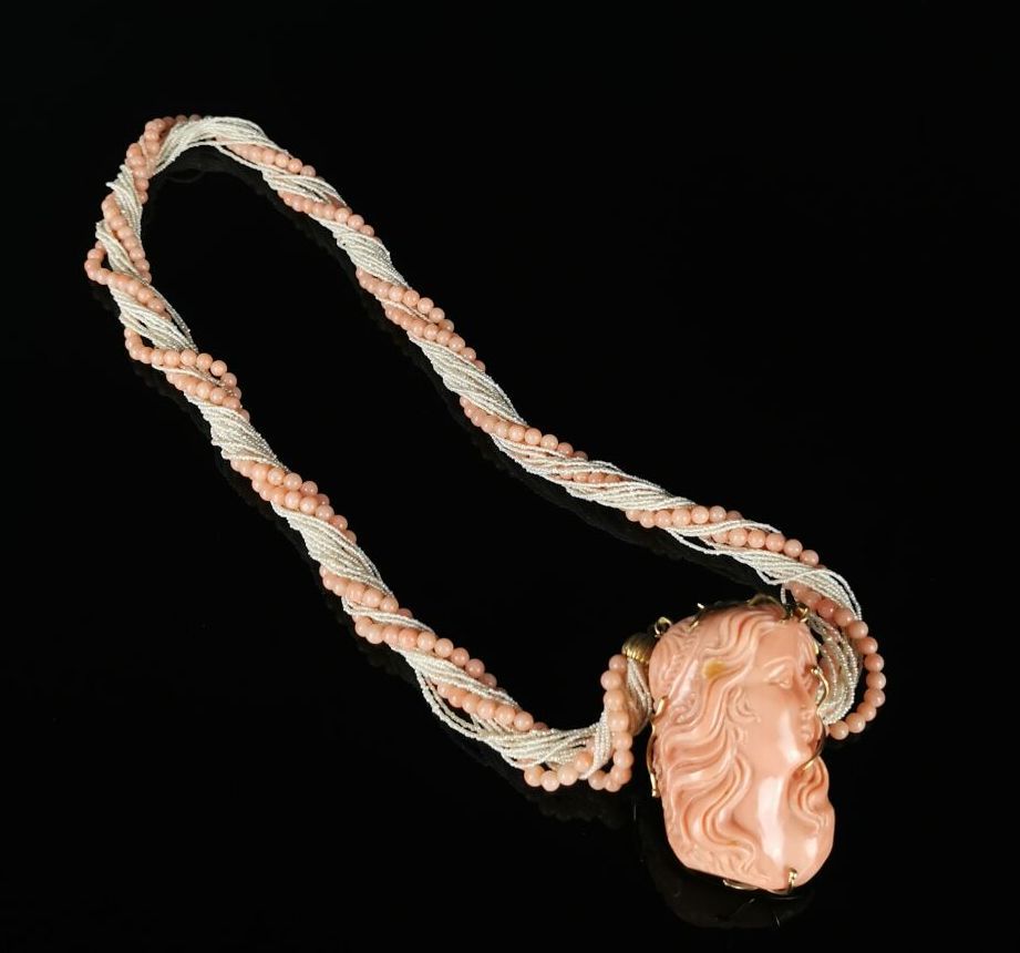 Null 粉红色的珊瑚珠和小养殖珍珠项链，持有一个女性脸部的浮雕吊坠。

采用美丽的黄金镶嵌，带有八个安全别针的棘轮扣。

20世纪初的意大利作品，珊瑚上有 "&hellip;