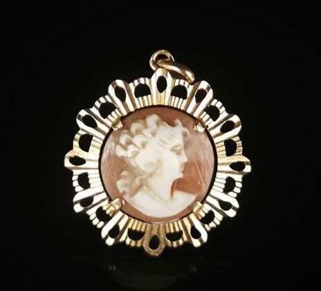 Null Yellow gold pendant radiating with a modern circular cameo showing a woman'&hellip;