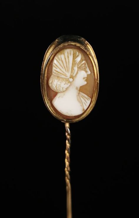 Null Yellow gold pin holding a cameo shell decorated with a woman's profile. 

I&hellip;