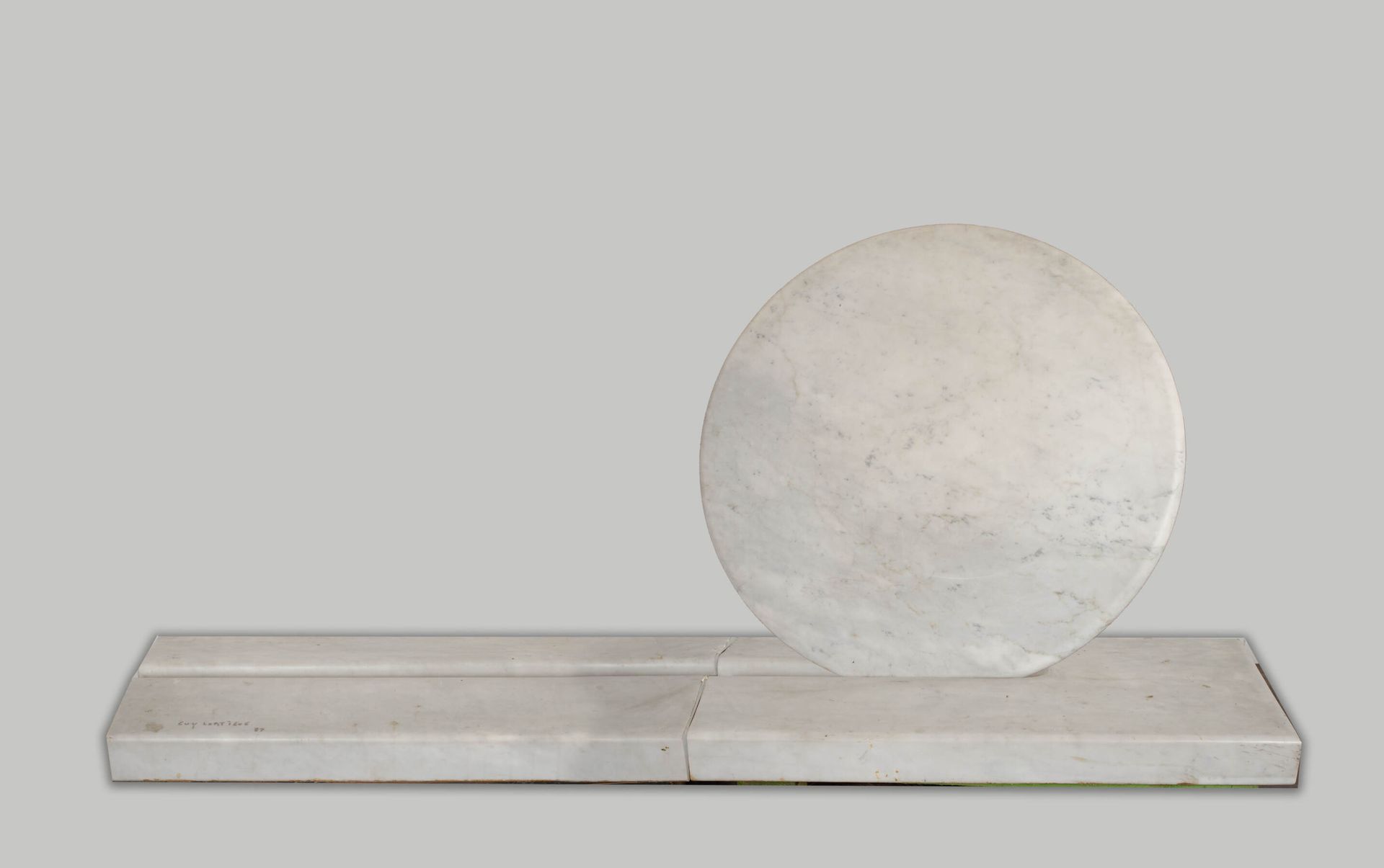 Null Guy LARTIGUE (1927-2021).
圆盘 - 1987年。
大理石雕塑，分三部分。
签名并注明 "Guy Lartigue 87"。
&hellip;