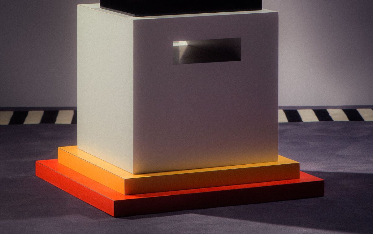 Null 艾托里-索塔斯（1917-2007）。
奶油色边桌-1984年创作的模型。
木材和塑料层压板。
高_40厘米，宽_50厘米，长_50厘米。

书目：米&hellip;