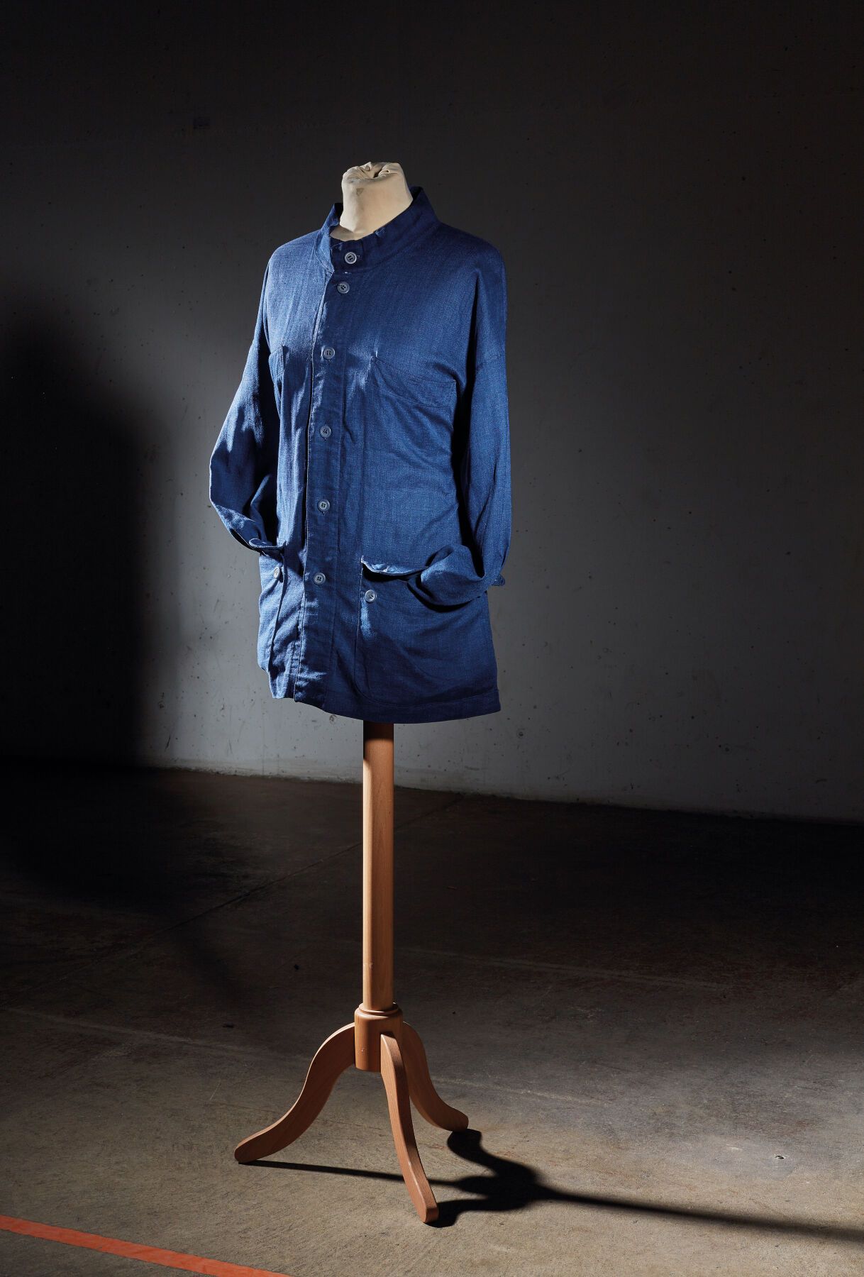 Null 让-查尔斯-德-卡斯特尔巴耶克（生于1949年）。
大衣 - 1990年。
蓝色染色的亚麻布。
标签 "Jean Charles de Castelb&hellip;