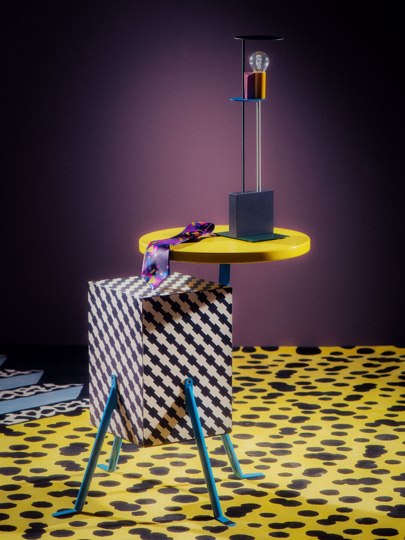 Null Michele DE LUCCHI (生于1951年)。
克里斯托尔边桌--1981年创作的模型。
木质结构和塑料层压板，漆面金属。
孟菲斯米兰版。
&hellip;