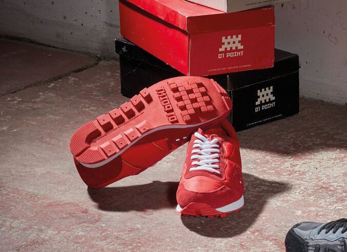 Null Invader (Franck Slama, genannt), (geboren 1969).
Ein Paar rote Sneakers - 2&hellip;