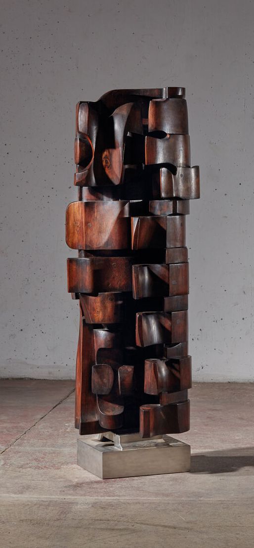 Null 拉迪沃耶-克内兹（1923-1992）。
无题-1977年。
雕刻的木头，铝制底座。
有签名和日期的1977年。
高_115.5厘米