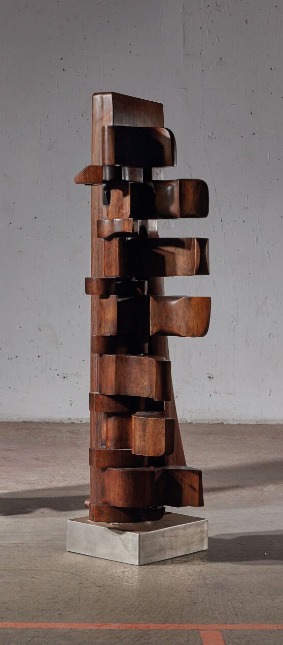 Null 拉迪沃耶-克内兹（1923-1992）。
无题-1977年。
雕刻的木头，铝制底座。
有签名和日期的1977年。
高_112厘米