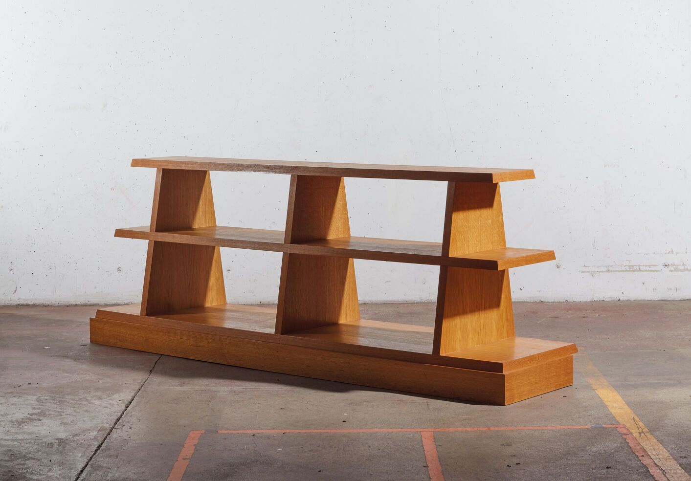 Null 西尔万-杜比松（生于1946年）。
书柜 - 约2000年。
木材和木皮。
独特的作品。
出处：私人收藏。
巴黎。
高_90厘米，宽_240厘米，长_&hellip;