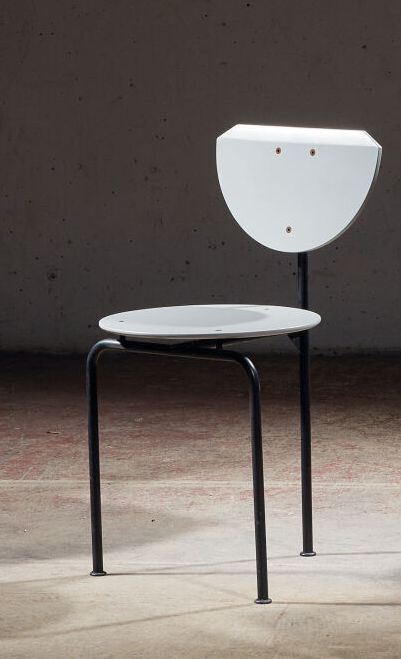 Null Carlo FORCOLINI (生于1947年)。
异形椅 - 1980年。
黄色清漆钢的三脚架结构，灰色清漆木的座椅和靠背。
异形的生产。
高_7&hellip;