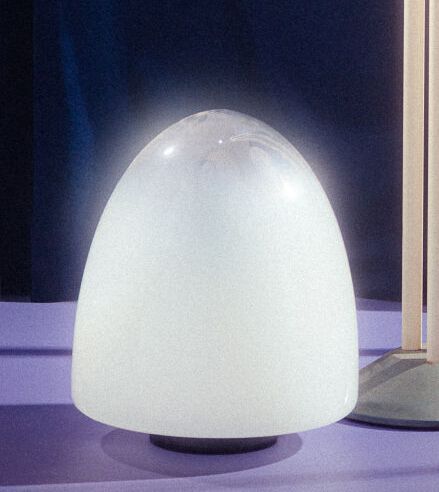 Null 朱斯托-托索（生于1939年）。
台灯Ebe 34 - 约1978年。
金属底座，吹制玻璃扩散器。
Leucos生产。
高_40厘米，宽_35厘米