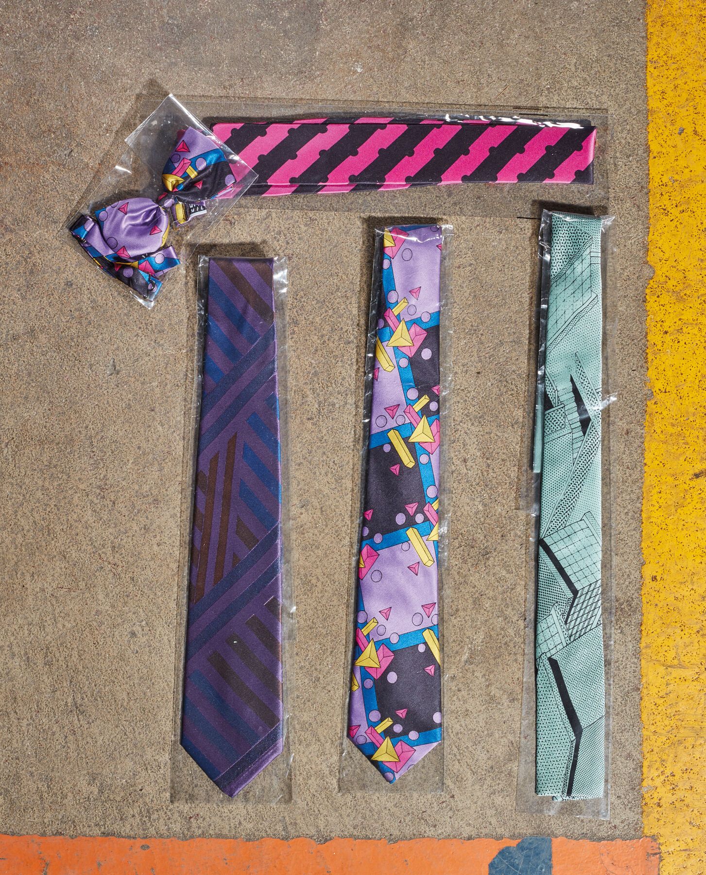 Null 埃托里-索塔斯（1917-2007）和米歇尔-德-卢奇。
4条领带和1条领结。
在其包装中是全新的。
由Memphis Milano出版。
标签