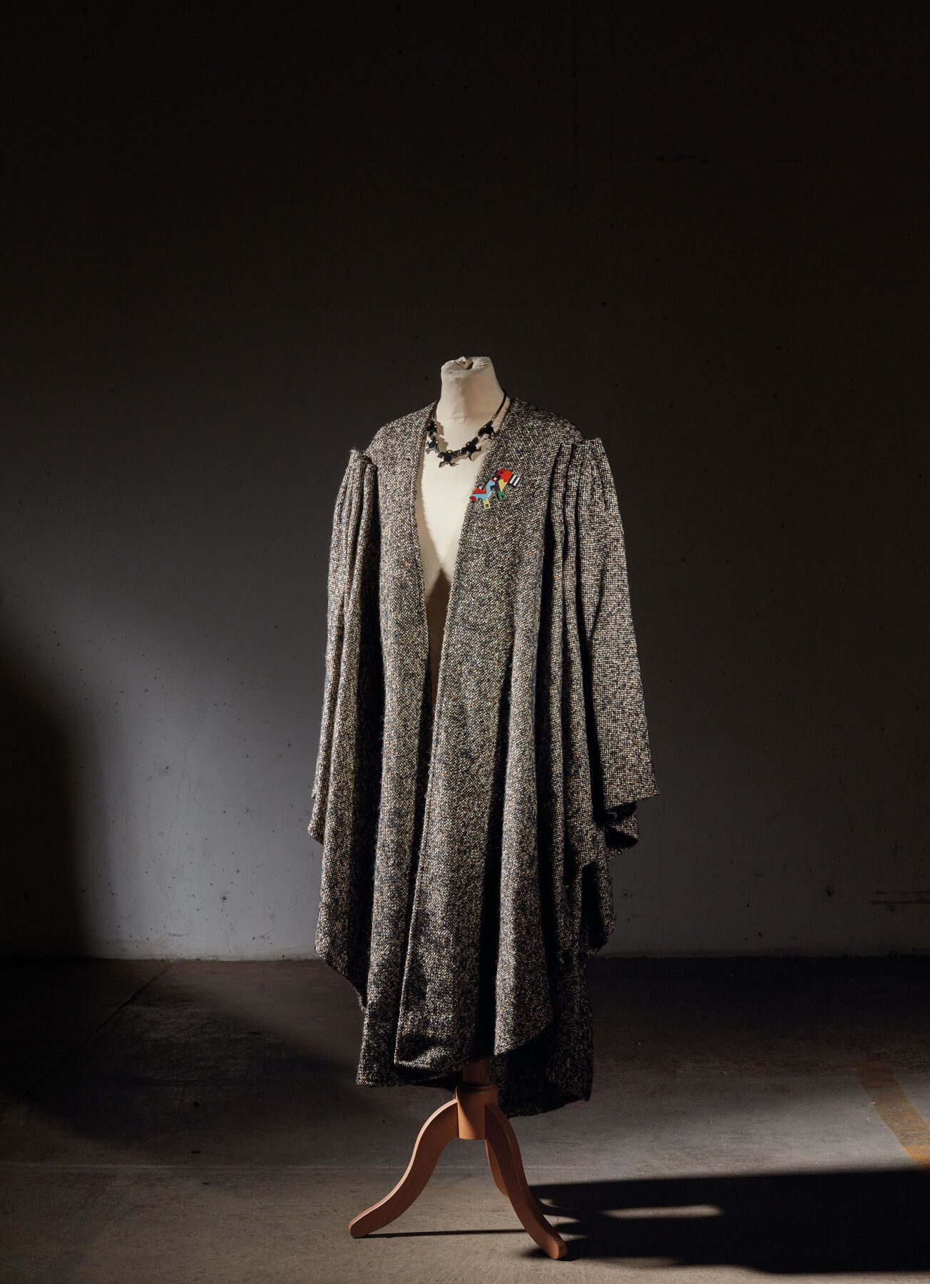 Null Elsa SCHIAPARELLI (1890 - 1973).
Capa - 1979.
Tweed marrón y crudo con plie&hellip;
