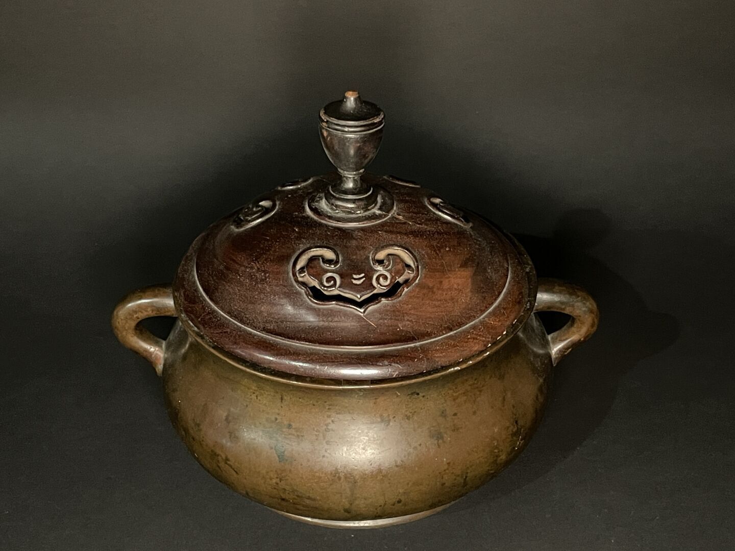 Null 中国。
古铜色的香水炉，盖子是镂空的木头。背面有标记。
H.21厘米。 
D.25厘米