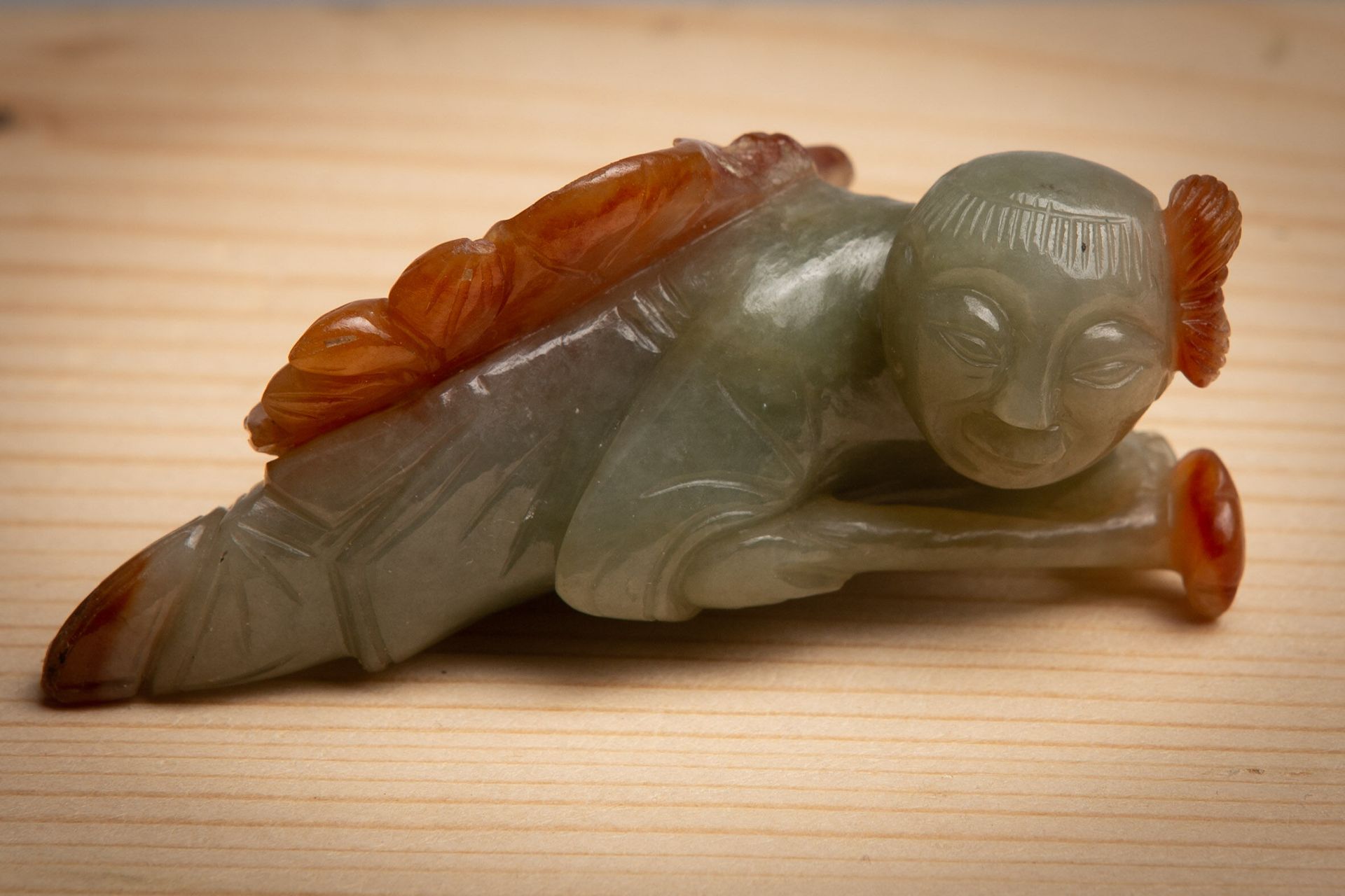 Null CHINE, XXème siècle.
Sujet en jade sculpté veiné de rouille, figurant un je&hellip;