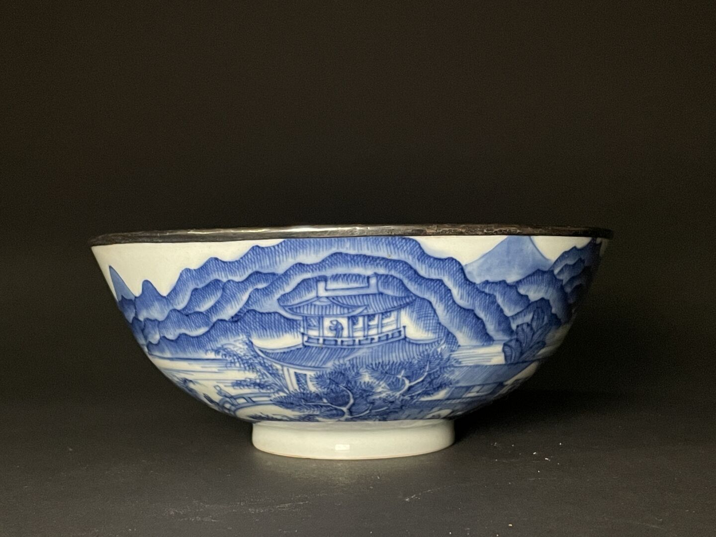 Null CHINE, pour le Vietnam
Bol en porcelaine à décor de paysage, cerclage métal&hellip;