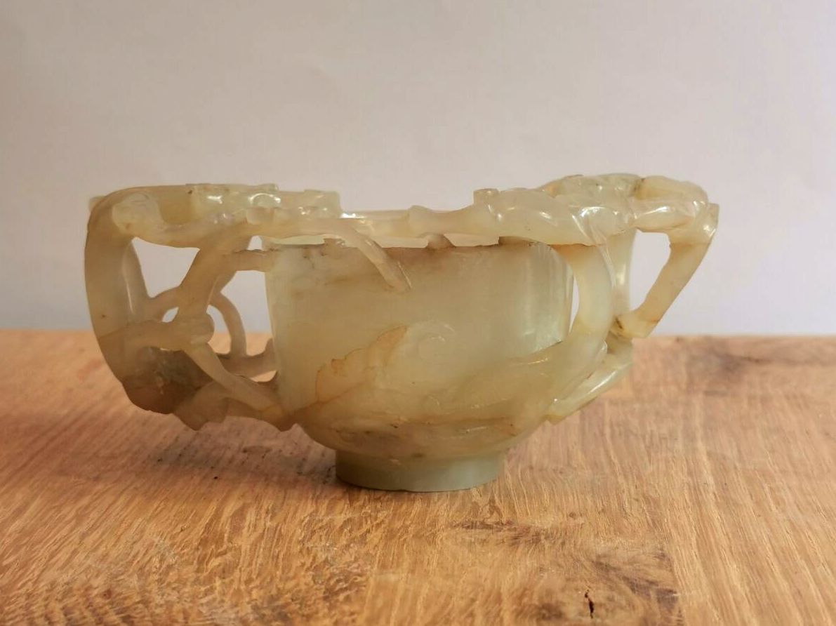 Null CHINA, late Qing dynasty (1644-1912). 
Pale celadon jade bowl on heel, the &hellip;