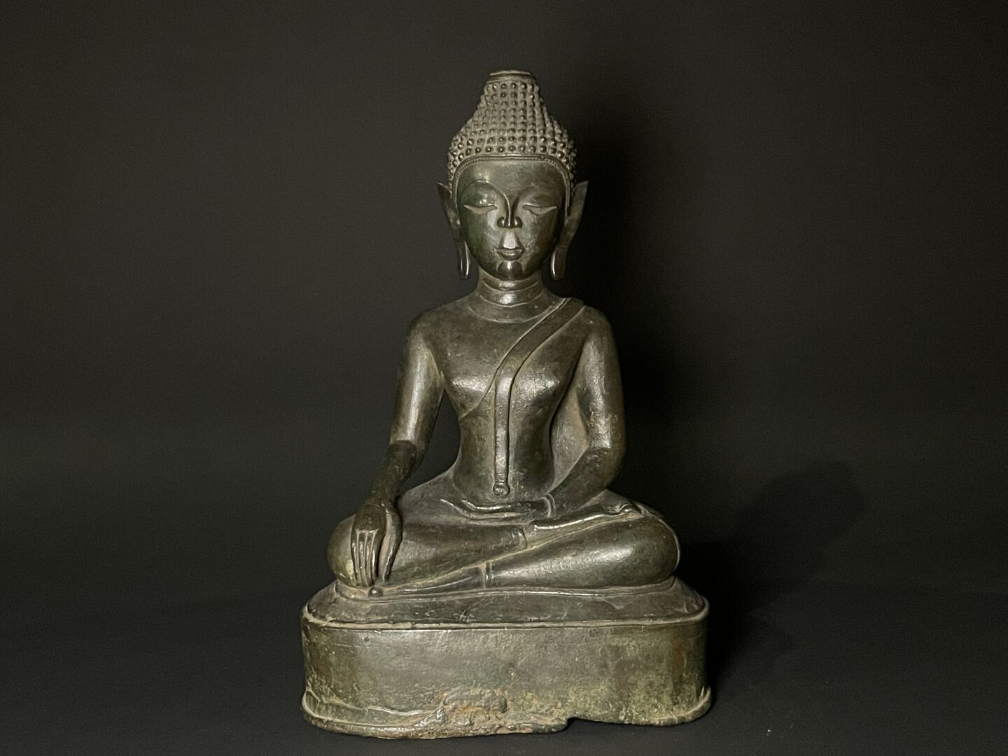 Null THAILANDE oder LAOS.
Buddha.
Skulptur aus patinierter Bronze.
H. :28 cm