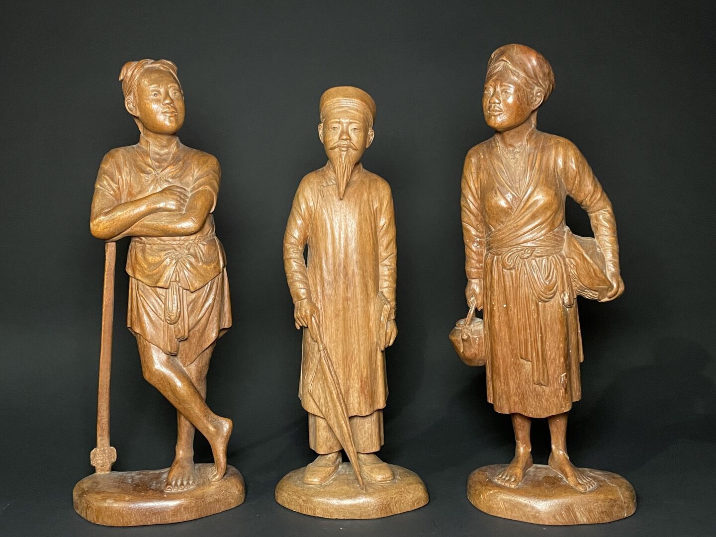 Null INDOCHINE, début XXème.
Ensemble de trois personnages en bois sculpté. 
H. &hellip;