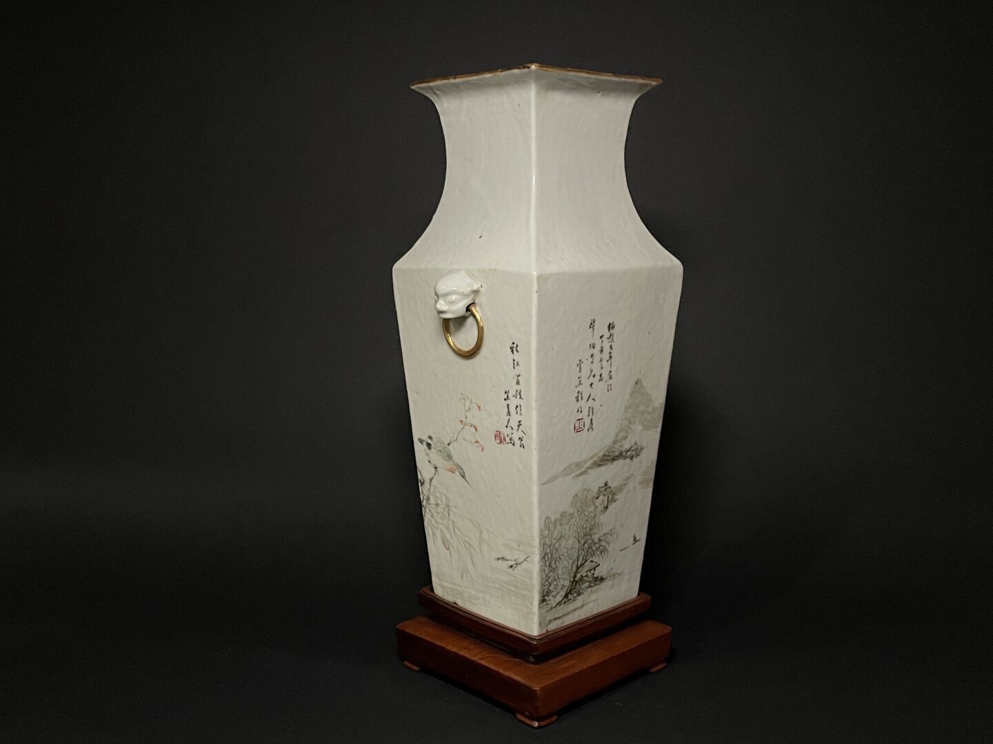 Null 中国。
瓷质阳台花瓶，装饰有山水和文字，木质底座。 
H.44厘米。 
底部有穿孔，颈部有缺损