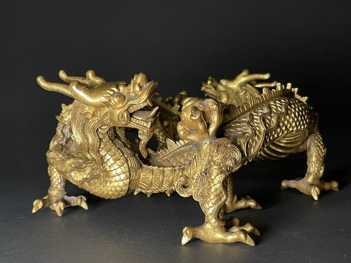 Null 中国，19世纪。
一个木质底座，描绘了两条战斗的龙。
9.5 x 17 x 23厘米。 
缺少一个爪子
