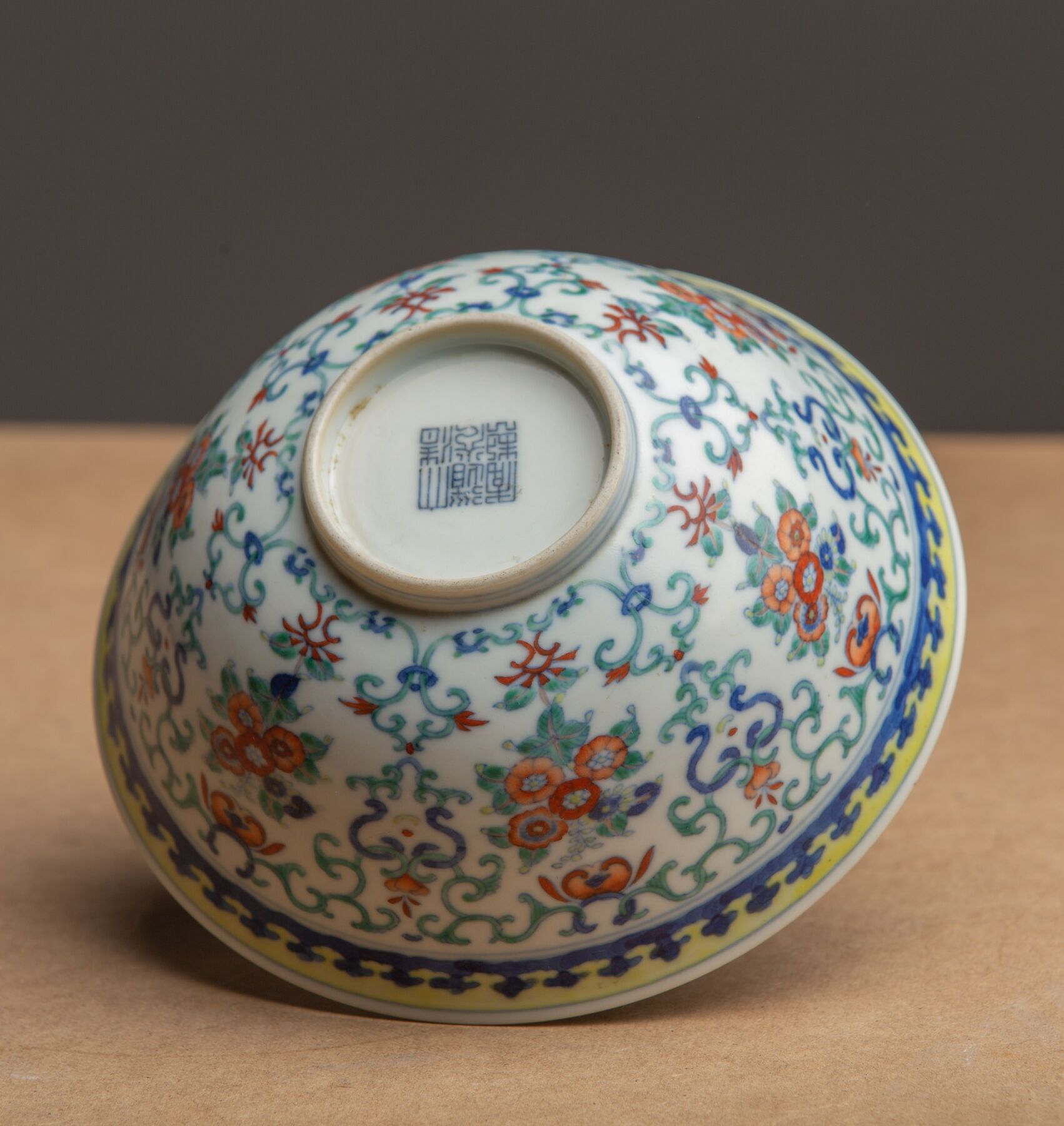 Null CHINA.
Cuenco de porcelana y esmalte policromado decorado con flores y foll&hellip;