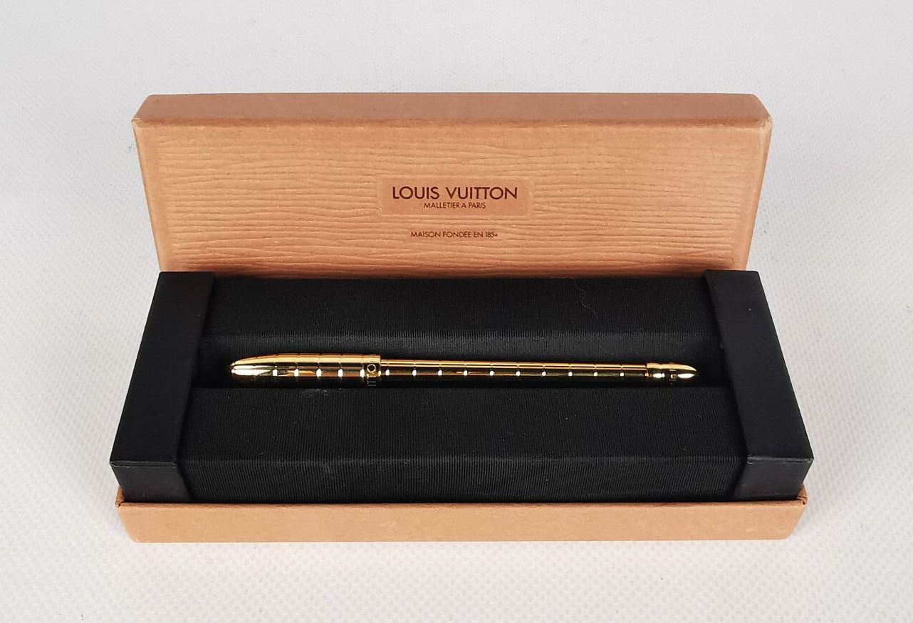 Louis VUITTON. Small bag pen in gold metal. Very good co…