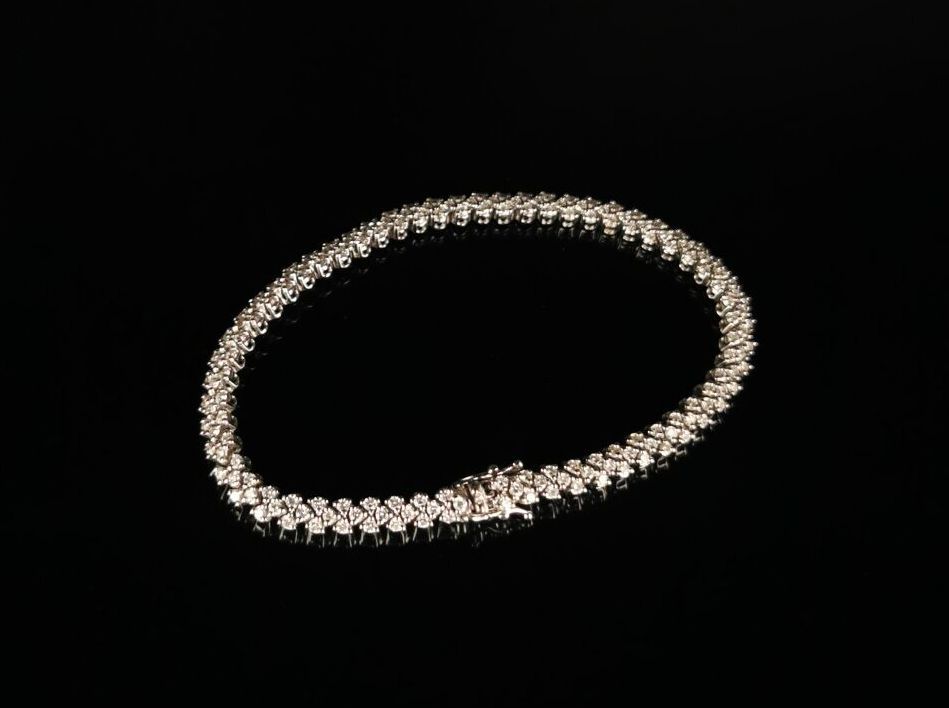 Null Bracelet en or blanc à maillons articulés serti de diamants taille ancienne&hellip;