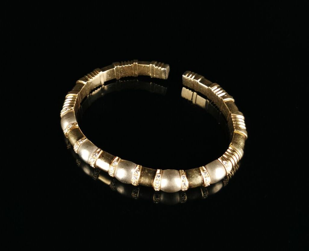 Null Bracelet en or jaune à à décor de godrons alternés de rangs de brillants.
D&hellip;