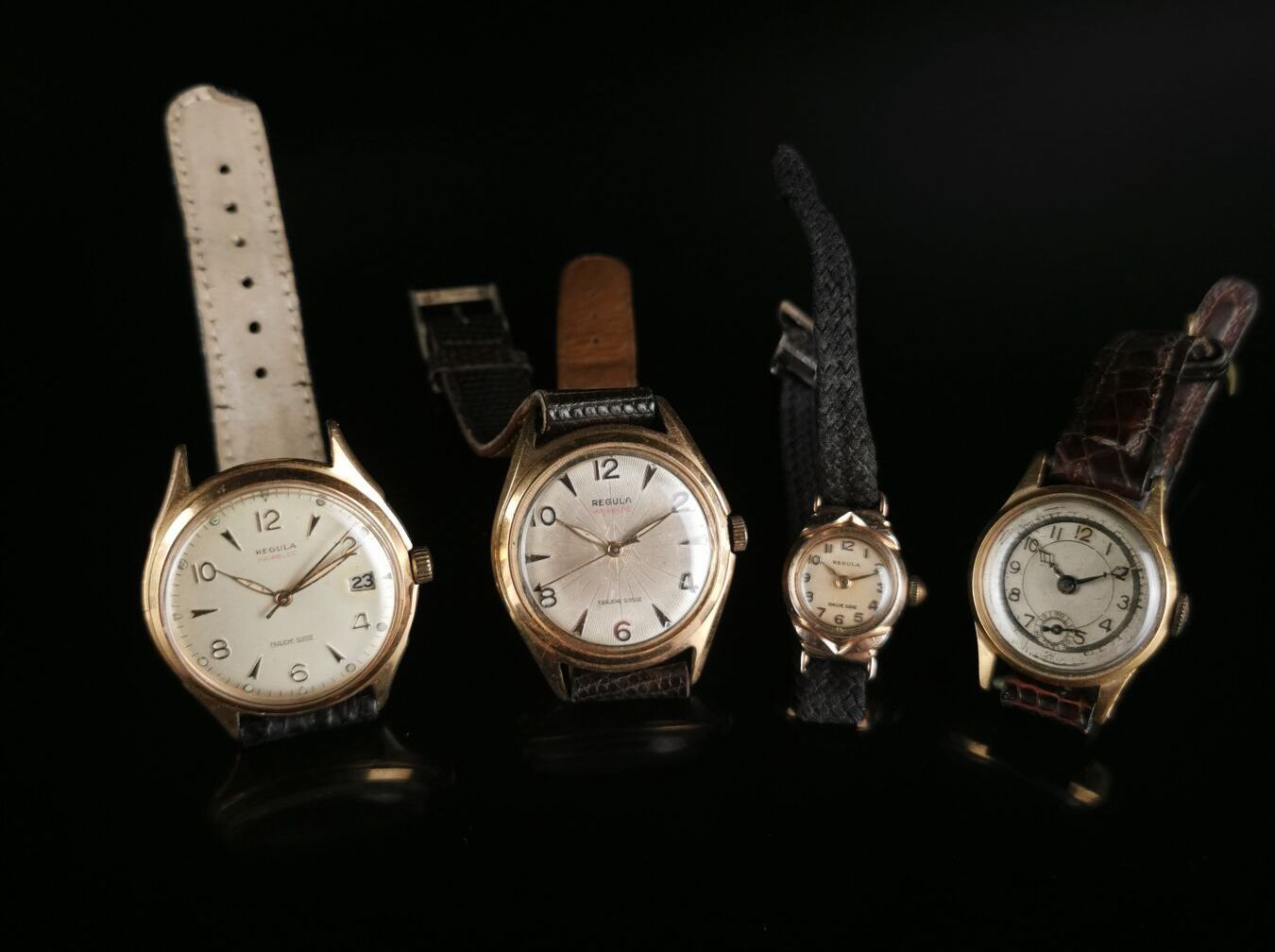 Null Réunion de quatre montres bracelet en métal et métal doré comprenant trois &hellip;