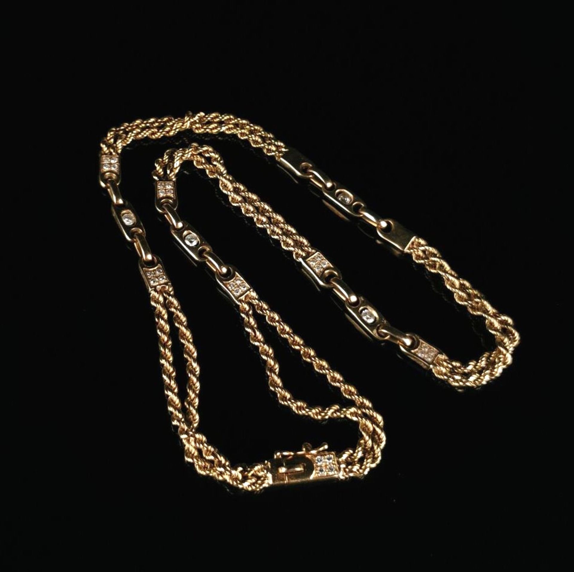 Null Beau collier en or jaune à décor de chaînette entrelacées alternées de mail&hellip;