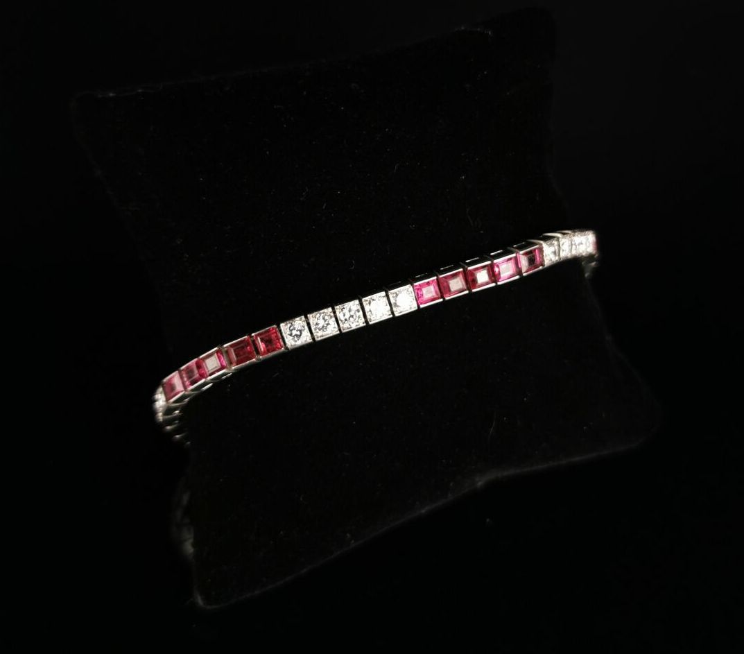 Null Bracelet ligne en platine orné de diamants en serti clos et de rubis calibr&hellip;