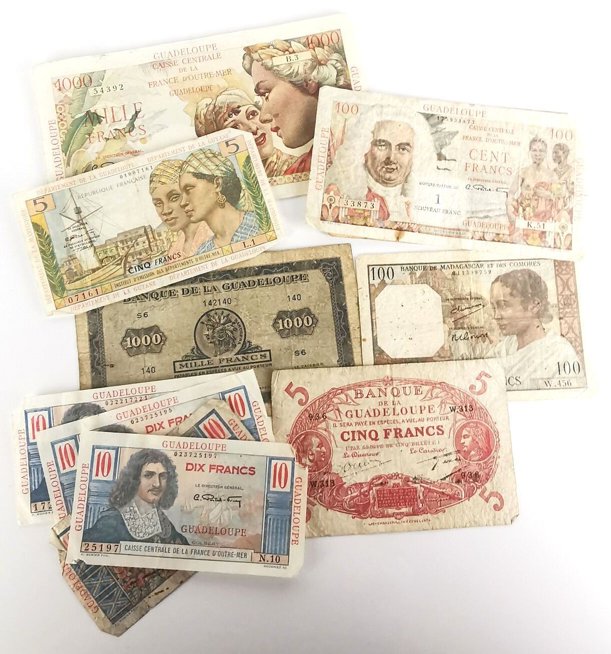 Null Lot von elf Banknoten aus Guadeloupe und den Komoren, darunter :
- 1 NF/100&hellip;