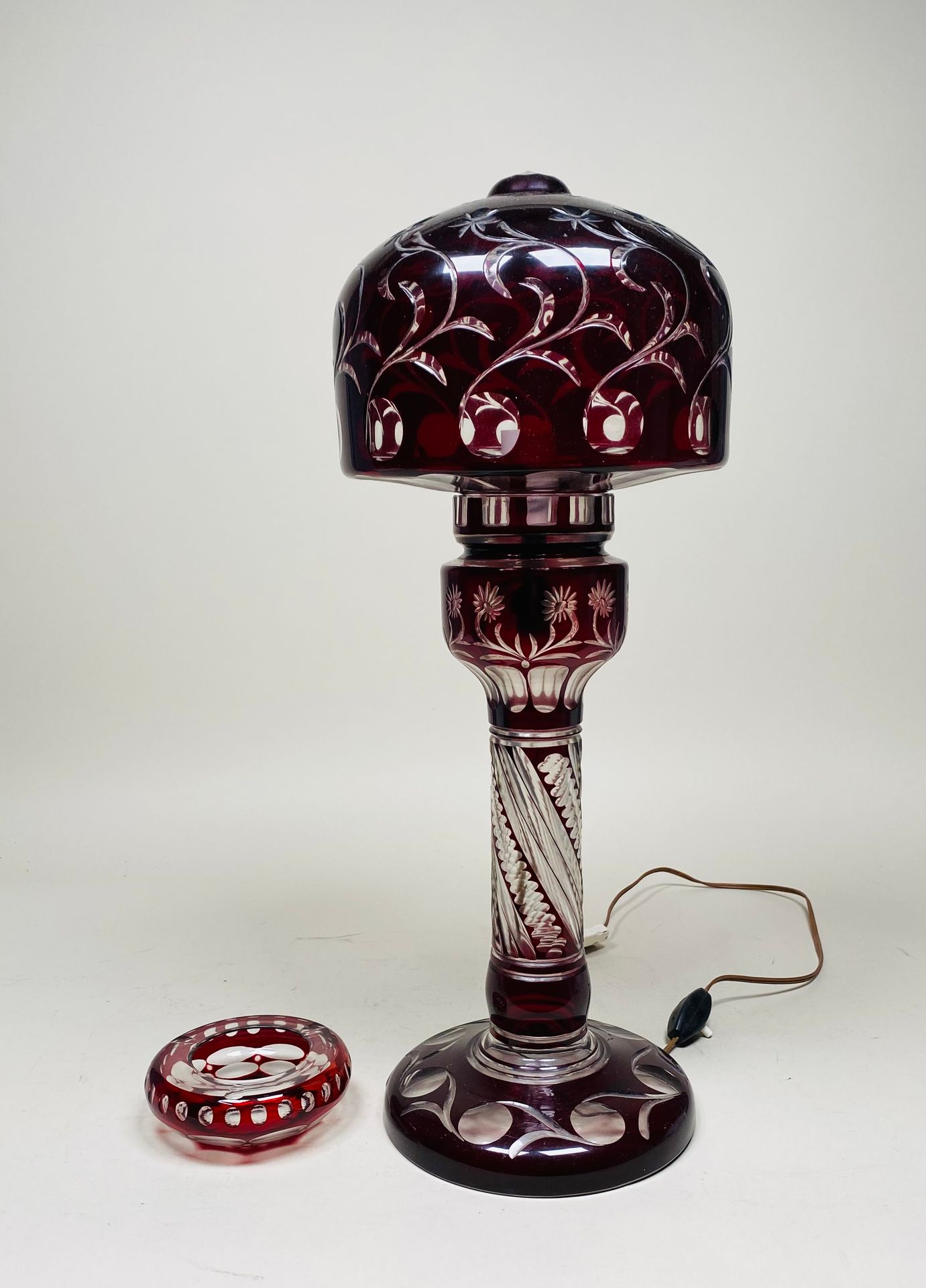 Lampe 
Cristal de Bohemia doblado y cortado. Art Nouveau. Altura: 53 cm