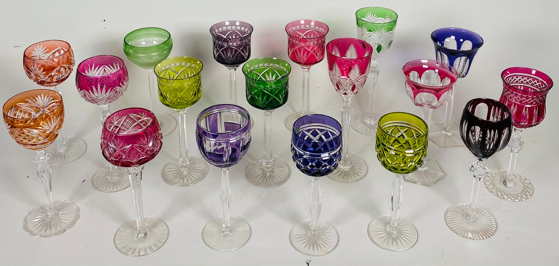 VAL SAINT LAMBERT 
一套18个不同颜色和切割的内衬水晶杯。不同的模式。最大高度：23厘米